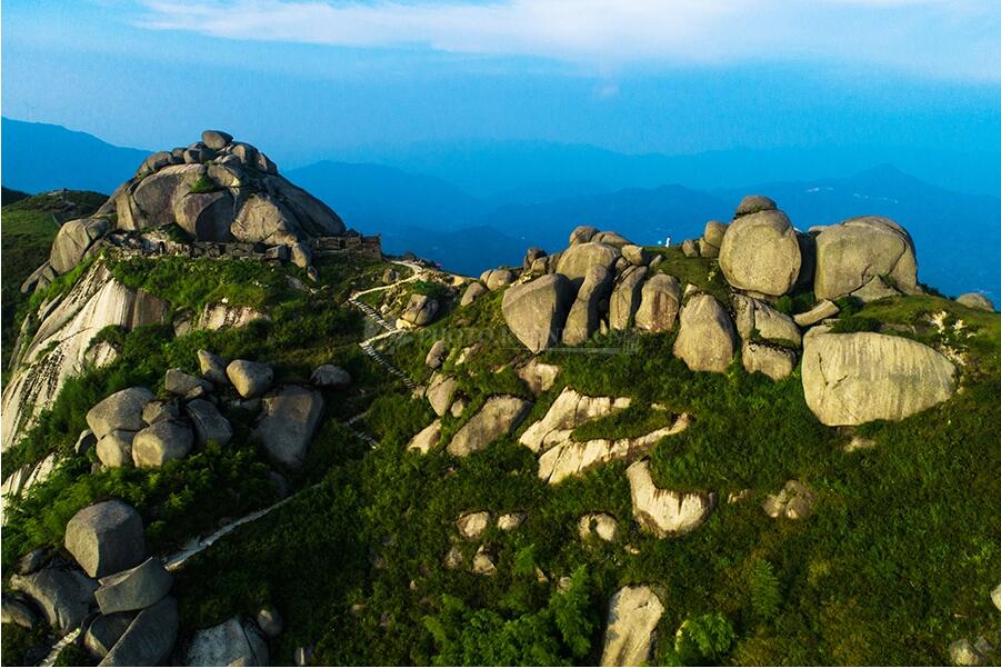 近日,湖南桂阳县扶苍山,在夕阳的照耀下,壮美如画