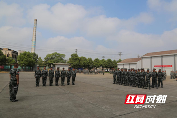 准新兵进行队列会操.jpg