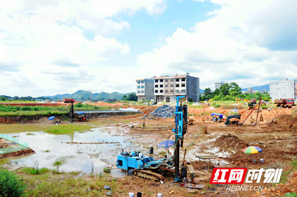 机械正在湖南省江华瑶族自治县沱江镇第七小学建设场地进行桩基础施工