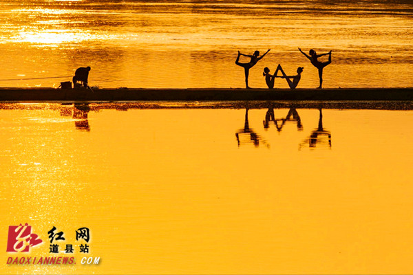 9月5日，在道县西洲公园拦水坝上，瑜伽爱好者和骑行爱好者在凉凉清风中进行晨练，缓缓的秋水、清秋的晨霞、忙碌的渔夫以及独钓者，相互映衬，动静结合，勾勒出一幅和谐幽静而又富有生机的清秋图。