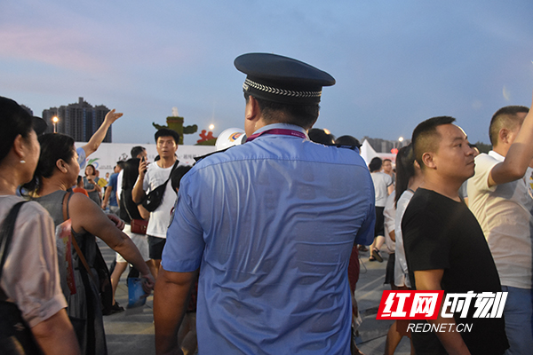 尽管汗水浸透警服,但这一个个坚毅的身影让市民钦佩和感怀.