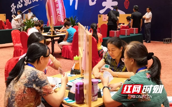 成年组桥牌赛：邵阳队获女子双人赛铜牌