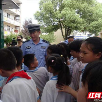 新学季，大通湖交警为中小学生上好开学安全课