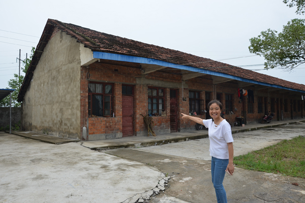 眼前這間低矮破舊的磚房,彭向住了10幾年,女兒小時候在門上寫下