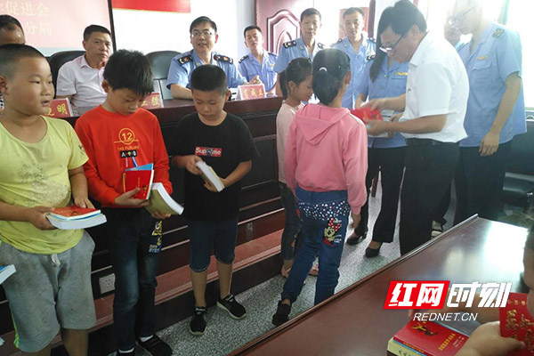 “扶贫助学、送法律下乡”活动现场.jpg