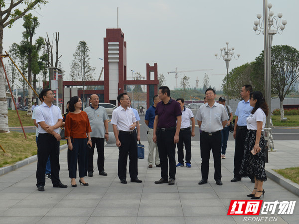 9月10日上午,在第三十四个教师节到来之际,安乡县委书记张阳到安乡