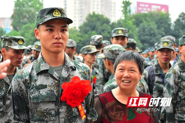 邵阳市举行2018年首批新兵入伍欢送仪式