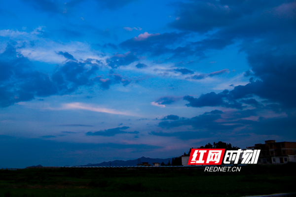 日暮乡村，闲适恬静。