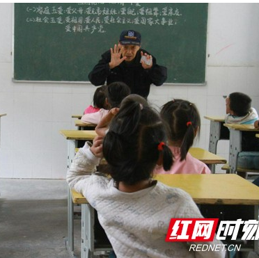 湘西87岁退休军人上国防教育课 当好革命精神传播者