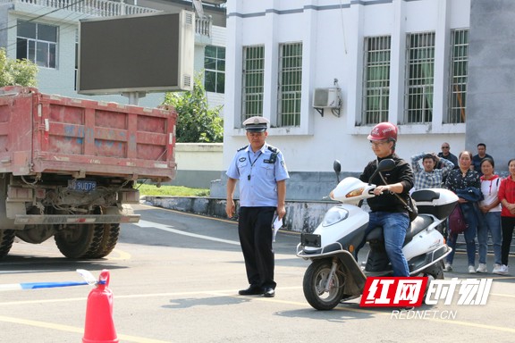 龙山:县交警大队开展摩托车驾驶证送考下乡活