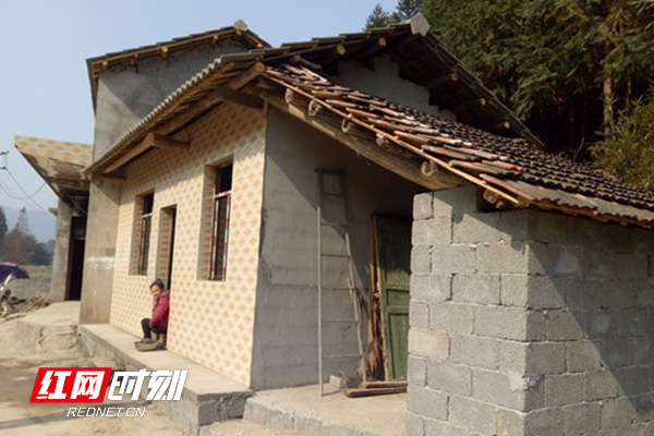 杨术江在驻村帮扶干部的帮助下新修的房子。.jpg