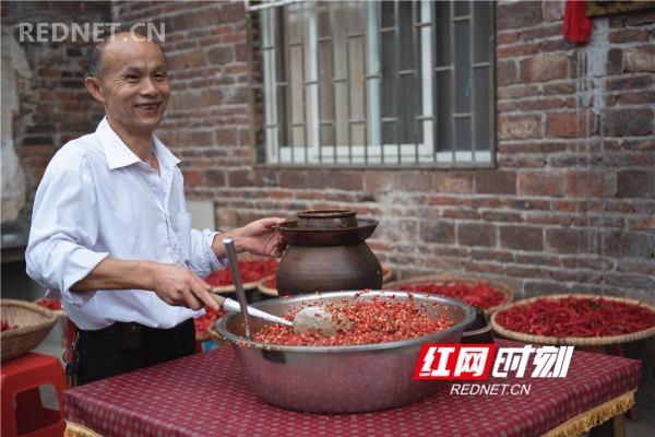 廖瑞忠说：“腌剁辣椒，一要选上好的秋辣椒，二要在腌制时加入自酿的农家米酒和土茶籽油，三要注意香料的合理搭配。”