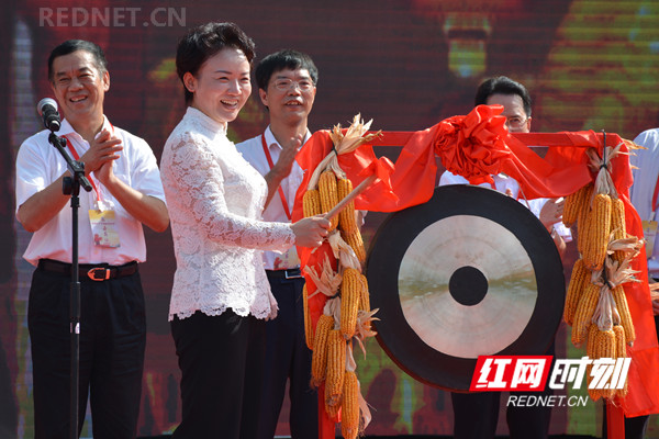 永州市委书记李晖敲响丰收锣,宣布永州首届"中国农民丰收节"开幕.jpg