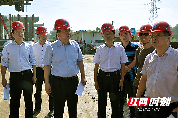 婁底市委副書記,市長楊懿文在調研交通重點項目建設工作 .毛藝漢/攝