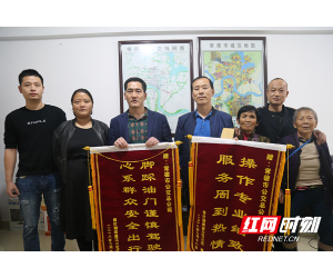 常德公交一天“来了”两面锦旗