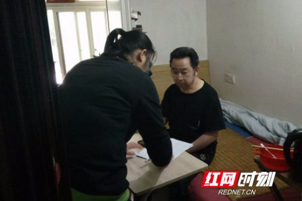 社区温馨服务忙  上门认证暖人心