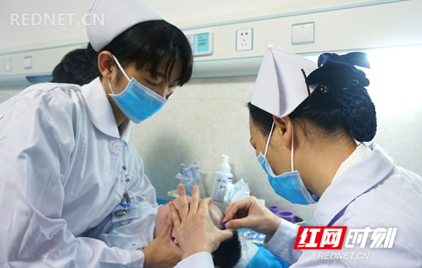 我们是白衣天使，要守护着需要我们的病人。在国庆长假我们也不能懈怠工作。守护病人的另一端，我们却失信于家人的等待。但，我们选择了就不后悔！向伟大祖国敬礼！（徐衍）