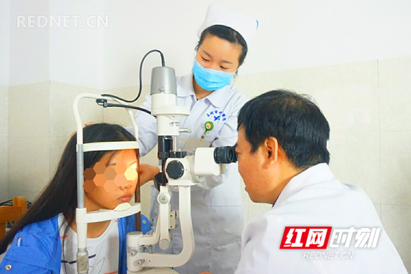 我们是白衣天使，要守护着需要我们的病人。在国庆长假我们也不能懈怠工作。守护病人的另一端，我们却失信于家人的等待。但，我们选择了就不后悔！向伟大祖国敬礼！（徐衍）