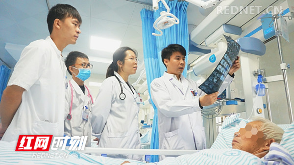 我们是白衣天使，要守护着需要我们的病人。在国庆长假我们也不能懈怠工作。守护病人的另一端，我们却失信于家人的等待。但，我们选择了就不后悔！向伟大祖国敬礼！（徐衍）