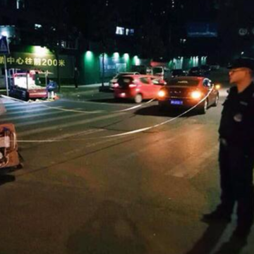 夜巡遇车祸 赫山巡警紧急救援