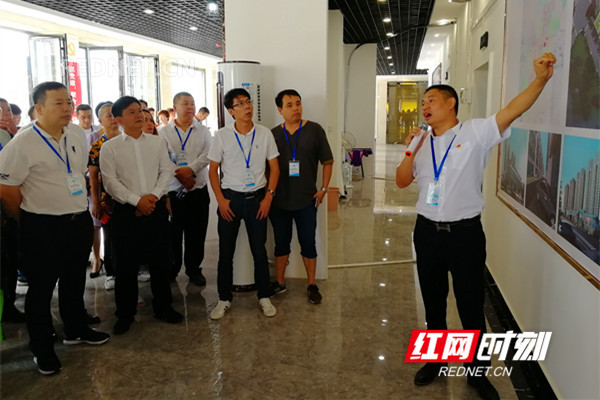 黄建龙(右一)向皮具产业研讨会参会人员介绍项目规划。。.jpg 黄建龙(右一)向皮具产业研讨会参会人员介绍项目规划。。.jpg