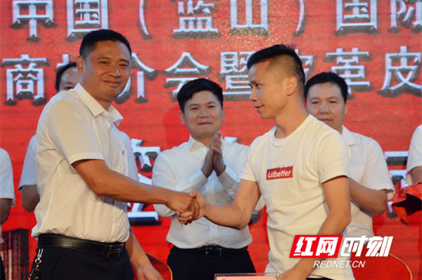黄建龙与入驻湘江源皮革皮具产业园企业代表签约。.jpg