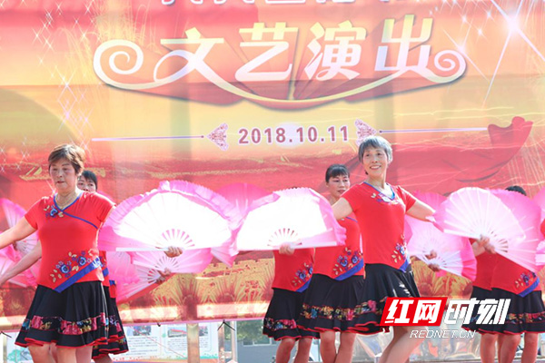 扇子舞《山里人乐得好潇》。1.jpg
