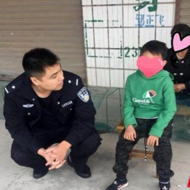 沅江：孩子突发奇想欲闯天涯，警察叔叔劝其返校