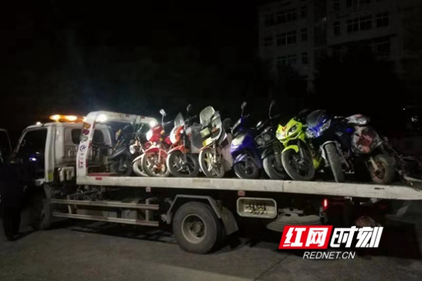 邵阳交警夜查“鬼火”摩托 扣车23台