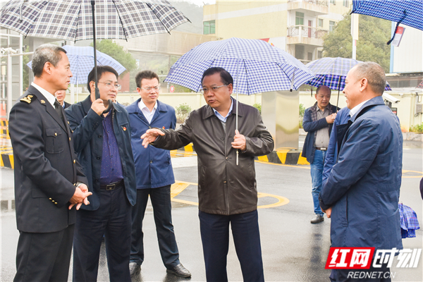 10月23日郴州市委书记易鹏飞调研湘南国际物流园调研园区企业的发展