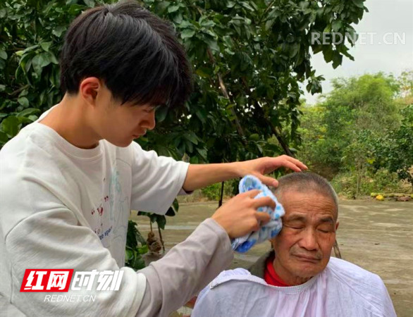 青年志愿者为老人理发_副本.jpg