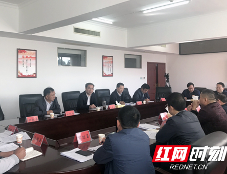 刘革安专题调度全市脱贫攻坚自然村通水泥路建设工作