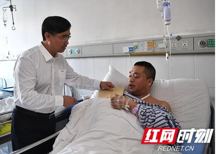 市公安局党委看望慰问“百日会战”期间因公负伤民警