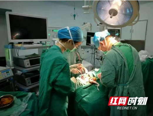 帅小伙为拍“网红照” 导致鼻子被摔“劈叉”