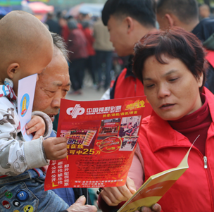 娄星区：打击“私彩”宣传活动走进社区   
