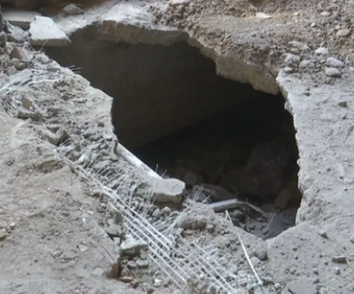 男子买新房装修没几天 刚进门地面就塌了一个大坑