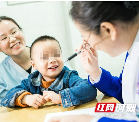 “小飞娃”出院一年后回医院复查 健康聪明惹人爱