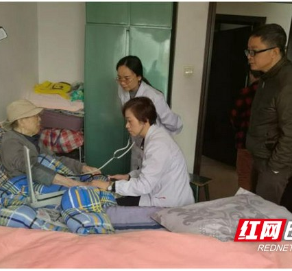 96岁抗战老兵行动不便谷医堂“家庭医生”免费上门服务
