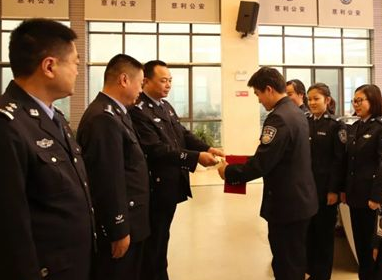 【警视窗】慈利县： 你们关心的民警胡坚、辅警万云被嘉奖了！