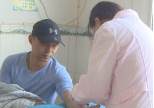 慈利县中医医院关爱记者 义务体检送健康