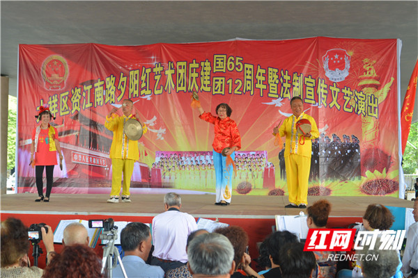 邵阳市司法局携手大祥区自江南路夕阳红艺术团开展大型法制宣传文艺演出活动.jpg