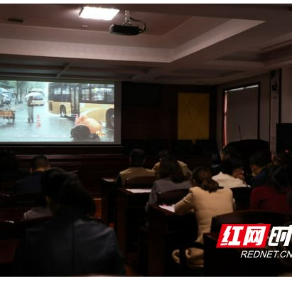 郴州市中心血站组织全体党员观看专题节目《榜样3》
