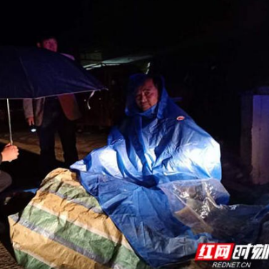 【暖新闻】大通湖辅警雨夜蹲地为伤者打伞受赞誉