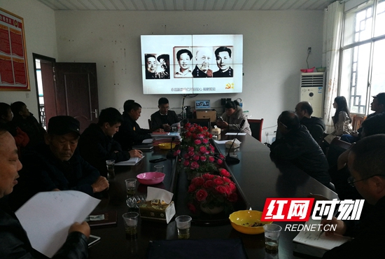 观看《榜样3》专题片.jpg