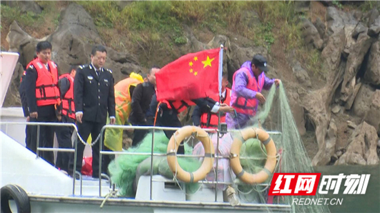 多部门联合整治溇水流域大鲵保护区核心区内非法捕捞行为2_副本.jpg