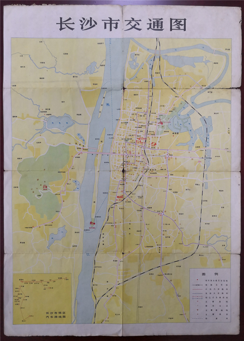 在1978年的《长沙市交通图》上，长沙城区集中于湘江以东、京广铁路以西，地图上的地名标识最北端到浏阳河止，最南端到井湾子，最东边到马王堆、圭塘，河西除了岳麓山就是湖南师范学院、湖南大学等几所高校。