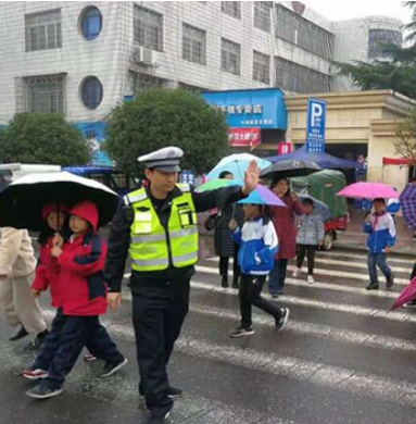 大通湖交警寒冬护学情暖校园