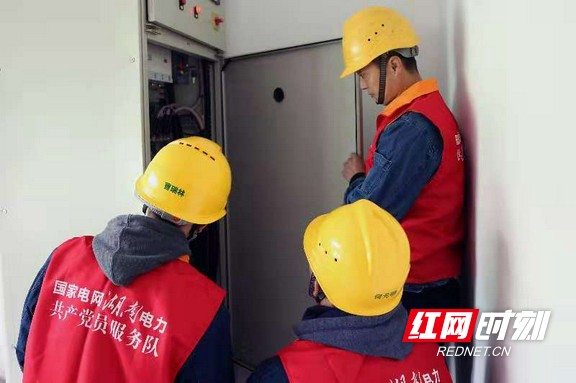 11月10日，保电人员在竹海景区配电室检查低压配电柜。.marked.jpg