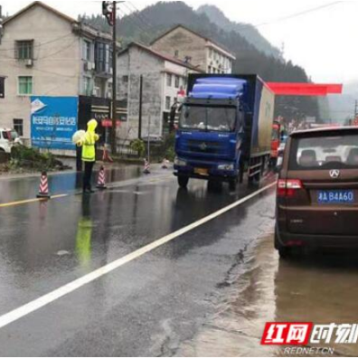 两车相撞电缆受损，安化交警风雨中坚守19小时