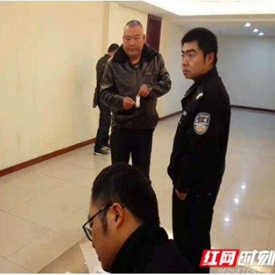 排查毒驾：大通湖交警对辖区客运驾驶人进行尿检